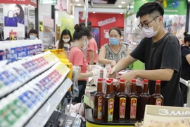 Khách hàng mua sắm tại siêu thị. (Ảnh: Trần Việt/TTXVN)