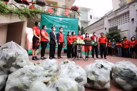 Trung ương Hội Chữ thập đỏ Việt Nam phối hợp với Nhóm Tình nguyện viên Chữ thập đỏ “Mùa Thu và những người bạn” hỗ trợ tiêu thu trên 10 tấn nông sản cho người dân vùng dịch tỉnh Hải Dương. (Ảnh: Thanh Tùng/TTXVN)