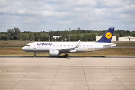 Máy bay của hãng hàng không Lufthansa tại sân bay Tegel ở Berlin, Đức. (Ảnh: THX/TTXVN)