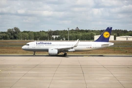 Máy bay của hãng hàng không Lufthansa tại sân bay Tegel ở Berlin, Đức. (Ảnh: THX/TTXVN)