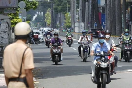 Các lực lượng chức năng kiểm tra đột xuất các phương tiện tham gia giao thông trên đường Nguyễn Thị Minh Khai, quận 1. (Ảnh: Thanh Vũ/TTXVN)