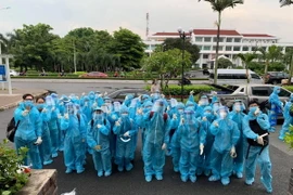 Đoàn sinh viên Trường Đại học Y khoa Phạm Ngọc Thạch trước khi nhận nhiệm vụ tại các điểm phòng, chống dịch COVID-19. (Ảnh: Hồng Giang/TTXVN)