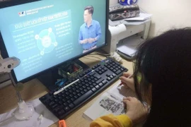 Học sinh học trực tuyến trong thời gian tạm dừng đến trường, để phòng dịch COVID-19. (Ảnh: TTXVN)