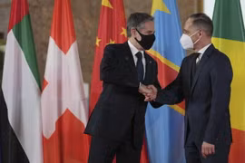 Ngoại trưởng Đức Heiko Maas (phải) và Ngoại trưởng Mỹ Antony Blinken tại cuộc gặp ở Berlin, Đức, ngày 23/6. (Ảnh: AFP/TTXVN)