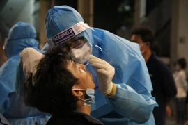 Lấy mẫu xét nghiệm COVID-19. (Ảnh: Văn Hướng/TTXVN)