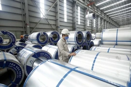 Dây truyền sản xuất tại công ty Tôn Hòa Phát (Khu công nghiệp Phố nối B, huyện Văn Lâm, tỉnh Hưng Yên. (Ảnh: Phạm Kiên/TTXVN)