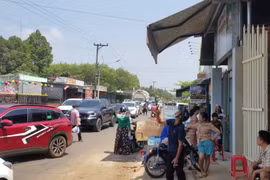 Các nhà đầu tư đổ xô đến xem đất tại khu vực sân bay Técníc Hớn Quản. (Ảnh: Youtube)