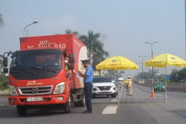 Cán bộ, chiến sỹ kiểm tra phương tiện qua chốt đoạn đầu cầu Thăng Long (Đông Anh, Hà Nội) từ ngoại thành hướng vào nội đô. (Ảnh: Nguyễn Thắng/TTXVN)
