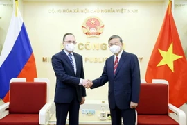 Đại tướng Tô Lâm, Bộ trưởng Bộ Công an và ngài Bezdetko Gennady Stepanovich, Đại sứ đặc mệnh toàn quyền Liên bang Nga tại Việt Nam. (Ảnh: Phạm Kiên/TTXVN)