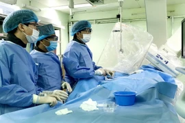 Bác sỹ Khoa Tim mạch can thiệp, Bệnh viện Đa khoa Trung ương Cần Thơ, can thiệp mạch vành cho bệnh nhân W.Z. (Ảnh:TTXVN phát)