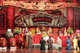 Các nghệ sỹ dâng hương tổ nghề Sân khấu năm 2020. (Ảnh: Thanh Tùng/TTXVN)