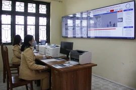 Lực lượng Phòng Cảnh sát giao thông kiểm tra các phương tiện vi phạm trật tự an toàn giao thông qua hệ thống Camera giám sát thông minh. (Ảnh: TTXVN phát)