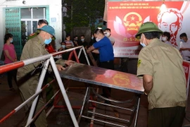 Lực lượng kiểm soát dịch COVID-19 dỡ bỏ chốt kiểm soát dịch COVID-19. (Ảnh: Thái Hùng/TTXVN)