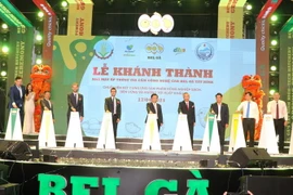 Các đại biểu thực hiện nghi thức khánh thành. (Ảnh: Thanh Tân/TTXVN)