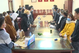 Các đối tượng sử dụng ma túy bị lực lượng chức năng bắt giữ. (Ảnh: TTXVN/phát)