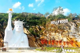 Phiên bản tượng Nữ thần Tự Do được xây dựng ở điểm check-in của Công ty TNHH AnSapa, tỉnh Lào Cai. (Nguồn: nhandan)