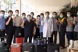 Đội phản ứng nhanh Bệnh viện Chợ Rẫy với 13 thành viên lên đường chi viện cho tỉnh Kiên Giang. (Nguồn: sggp)