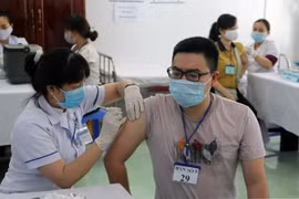 Nhân viên y tế của CDC Phú Yên tiêm vaccine phòng COVID-19 cho người dân. (Ảnh: Xuân Triệu/TTXVN)