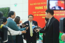 Ông Hà Sỹ Đồng, Phó Chủ tịch Thường trực Ủy ban Nhân dân tỉnh Quảng Trị trả lời phỏng vấn của phóng viên các cơ quan thông tấn, báo chí. (Ảnh: TTXVN)