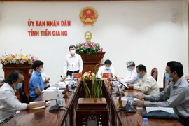 Tiến sỹ Nguyễn Vũ Thượng (người đứng) trao đổi về một số kinh nghiệm trong phòng, chống dịch COVID-19. (Ảnh: Hữu Chí/TTXVN)