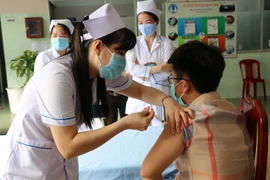 Tiêm vaccine phòng COVID-19 cho nhân viên y tế tại bệnh viện Đa khoa Đồng Tháp. (Ảnh: Chương Đài/TTXVN)