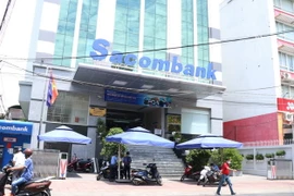 Mặc dù hệ thống ngân hàng ở tỉnh Khánh Hòa vẫn tiếp tục hoạt động, nhưng số lượng khách hàng đến giao dịch rất ít. (Ảnh: Tiên Minh/TTXVN)