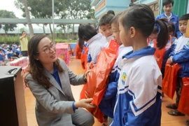 Trao quà cho học sinh nghèo ở Thanh Hóa. (Ảnh: Nguyễn Nam/TTXVN)