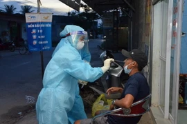 Tất cả các F1 truy vết được đã đưa đi cách ly tập trung và lấy mẫu xét nghiệm. (Ảnh: Hoa Mai/TTXVN)