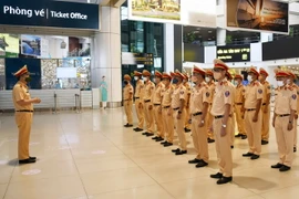 Các cán bộ, chiến sỹ trước khi lên đường làm nhiệm vụ. (Ảnh: TTXVN phát)