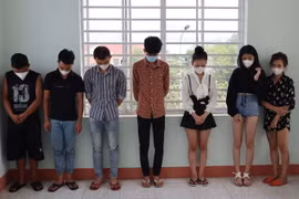Các đối tượng bị tại cơ quan công an. (Ảnh: Đậu Tất Thành/TTXVN)