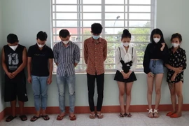 Các đối tượng bị tại cơ quan công an. (Ảnh: Đậu Tất Thành/TTXVN)
