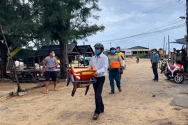 Các lực lượng hỗ trợ người dân sơ tán đến nơi an toàn. (Ảnh: TTXVN phát)