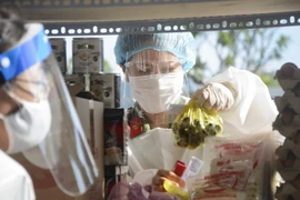 Một điểm bán hàng đường 2-9, quận Hải Châu. (Ảnh: Văn Dũng/TTXVN)