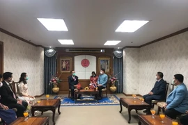 Đại sứ quán Việt Nam tại Thái Lan đến thăm và làm việc tại tỉnh Udon Thani. (Ảnh: Ngọc Quang-Hữu Kiên/Vietanm+)