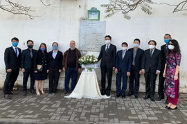 Tổng Thư ký Hội hữu nghị Việt Nam-Algeria Mohamed Berzig cùng các thành viên Đại sứ quán Việt Nam tại buổi dâng hoa trước bia tưởng niệm trên đường Nhà báo Việt Nam 8/3/1974. (Ảnh: Tấn Đạt/TTXVN)