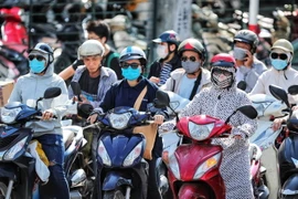 Chỉ số tia UV ở Hà Nội ở mức 6-8, nguy cơ gây hại từ trung bình đến cao. (Ảnh: Thành Đạt/TTXVN)