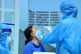 Test nhanh COVID-19 cho người dân ở phường Tam Quan, thị xã Hoài Nhơn. (Ảnh: Nguyên Linh/TTXVN)