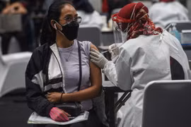 Tiêm vaccine phòng COVID-19 cho nhân viên y tế tại Jakarta, Indonesia, ngày 4/2 vừa qua. (Ảnh: THX/TTXVN)