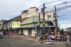 Khu vực Chợ Thủ đoạn phường Phú Cường, thành phố Thủ Dầu Một, tỉnh Bình Dương bị phong tỏa. (Ảnh: Văn Hướng/TTXVN)