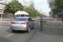 Chốt kiểm soát người ra vào trên đường Ấp Bắc, thành phố Mỹ Tho. (Ảnh: Minh Trí/TTXVN)