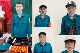 Nhóm đối tượng đóng giả lực lượng kiểm soát chống dịch COVID-19 phạt tiền người dân đi đường. (Nguồn: baotintuc)