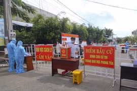 Cử tri vùng cách ly y tế trong khu dân cư ở khu vực phong tỏa, tham gia bỏ phiếu bầu cử. (Ảnh: Duy Khương/TTXVN)