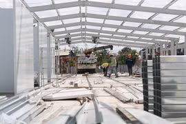 Khu vực điều trị tại bệnh viện dã chiến đang được khẩn trương lắp đặt. (Ảnh: Trần Xuân Tình/TTXVN)