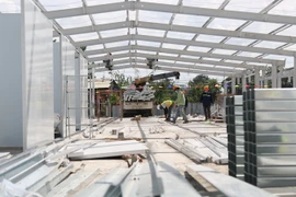Khu vực điều trị tại bệnh viện dã chiến đang được khẩn trương lắp đặt. (Ảnh: Trần Xuân Tình/TTXVN)