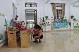 Giáo viên trường mầm non Thanh Bình, phường Thanh Bình, thành phố Hải Dương, vẫn đến trường để thực hiện vệ sinh trường lớp, đảm bảo công tác phòng chống dịch COVID-19. (Ảnh: Mạnh Minh/TTXVN)