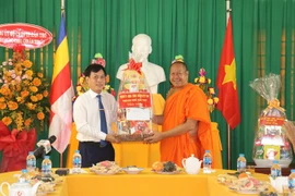 Ông Nguyễn Ngọc Hè, Phó Chủ tịch UBND thành phố Cần Thơ, tặng quà cho Hội Đoàn kết Sư sãi thành phố Cần Thơ. (Ảnh: Ngọc Thiện/TTXVN)
