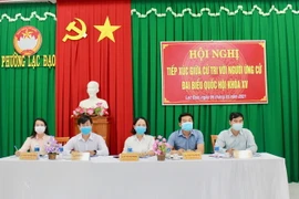 Các ứng cử viên đại biểu Quốc hội tỉnh Bình Thuận tiếp xúc cử tri. (Ảnh: Hồng Hiếu/TTXVN)