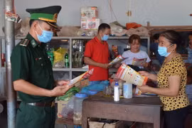 Cán bộ, chiến sỹ Đồn Biên phòng Ea H’leo tuyên truyền bầu cử gắn với tuyên truyền phòng, chống dịch COVID-19 cho nhân dân tại xã Ia Lốp, huyện Ea Súp, tỉnh Đắk Lắk. (Ảnh: TTXVN phát)