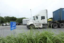 Áp dụng "Llồng xanh," không còn tình trạng ùn tắc tại chốt kiểm soát số 5, cầu Phù Đổng, huyện Gia Lâm. (Ảnh: Minh Quyết/TTXVN)