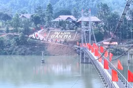 Bản Mạ ở thôn Thanh Xuân, xã Xuân Cẩm nằm bên dòng sông Chu hiền hòa, cảnh quan thiên nhiên xanh mát quanh năm là một trong 2 địa điểm được huyện Thường Xuân chọn làm điểm xây dựng du lịch cộng đồng. (Ảnh: Khiếu Tư/TTXVN)
